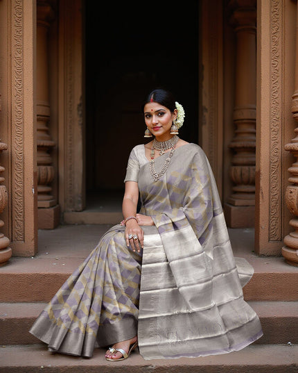 ساري كانجيفارام من الحرير الخالص بتصميم زاري منقوش باللونين الرمادي الفضي والأرجواني مع بالو لامع، 5.5 متر مع قطعة بلوزة، منسوج يدويًا من الهند - D22724