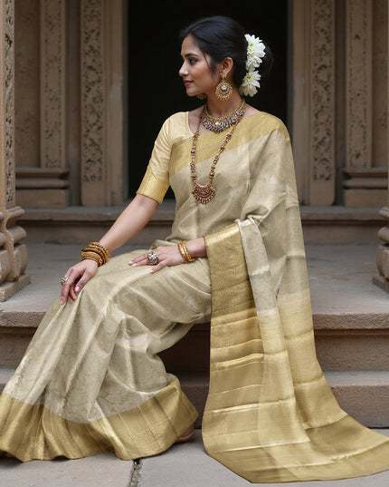 ساري كانجيفارام من الحرير الخالص، منسوج بنقشة زهور باللون البيج الذهبي، مع لوحة متباينة، بطول 5.5 متر مع قطعة بلوزة، منسوج يدويًا من الهند - D22726