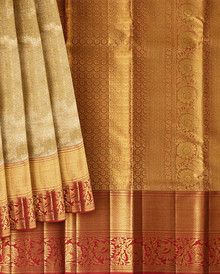 ساري كانجيفارام حريري نقي من قماش زاري مزخرف بنقشة زهور باللون البيج الذهبي مع حافة معبد حمراء، بطول 5.5 متر مع قطعة بلوزة، منسوج يدويًا من الهند - D22729