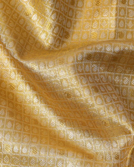 ساري كانجيفارام حريري نقي من قماش زاري مزخرف بنقشة زهور باللون البيج الذهبي مع حافة معبد حمراء، بطول 5.5 متر مع قطعة بلوزة، منسوج يدويًا من الهند - D22729