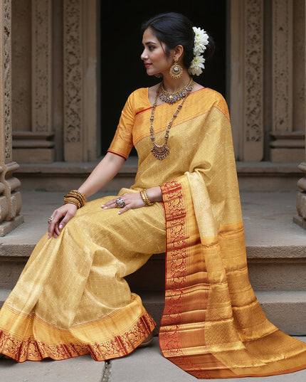 ساري كانجيفارام حريري نقي من قماش زاري مزخرف بنقشة زهور باللون البيج الذهبي مع حافة معبد حمراء، بطول 5.5 متر مع قطعة بلوزة، منسوج يدويًا من الهند - D22729