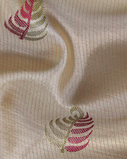 ساري كانجيفارام من الحرير الخالص، منسوج يدويًا باللونين الذهبي والعاجي، مع حافة زاري تقليدية، بطول 5.5 متر مع قطعة بلوزة، من الهند - D22732