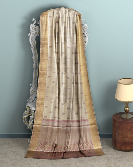 ساري كانجيفارام من الحرير الخالص، منسوج يدويًا باللونين الذهبي والعاجي، مع حافة زاري تقليدية، بطول 5.5 متر مع قطعة بلوزة، من الهند - D22732