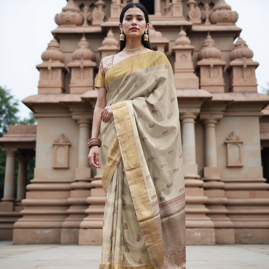 ساري كانجيفارام من الحرير الخالص، منسوج يدويًا باللونين الذهبي والعاجي، مع حافة زاري تقليدية، بطول 5.5 متر مع قطعة بلوزة، من الهند - D22732