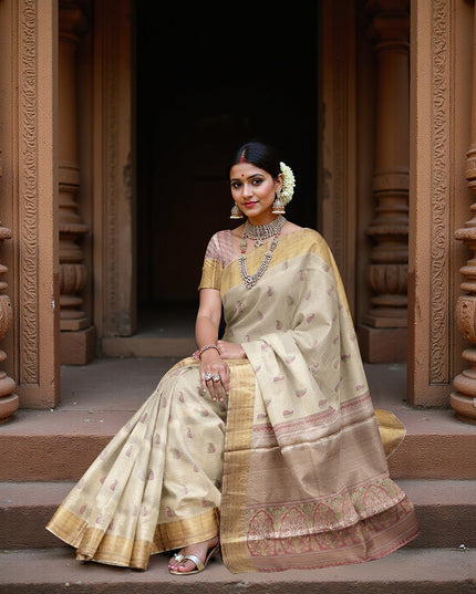 ساري كانجيفارام من الحرير الخالص، منسوج يدويًا باللونين الذهبي والعاجي، مع حافة زاري تقليدية، بطول 5.5 متر مع قطعة بلوزة، من الهند - D22732