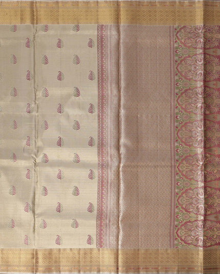 ساري كانجيفارام من الحرير الخالص، منسوج يدويًا باللونين الذهبي والعاجي، مع حافة زاري تقليدية، بطول 5.5 متر مع قطعة بلوزة، من الهند - D22732