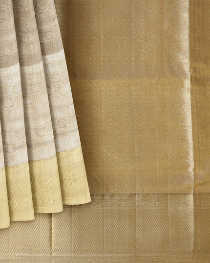 ساري كانجيفارام من الحرير الخالص، منسوج يدويًا من قماش زاري دائري رقيق باللون البيج الذهبي، بطول 5.5 متر مع قطعة بلوزة، من الهند - D22737