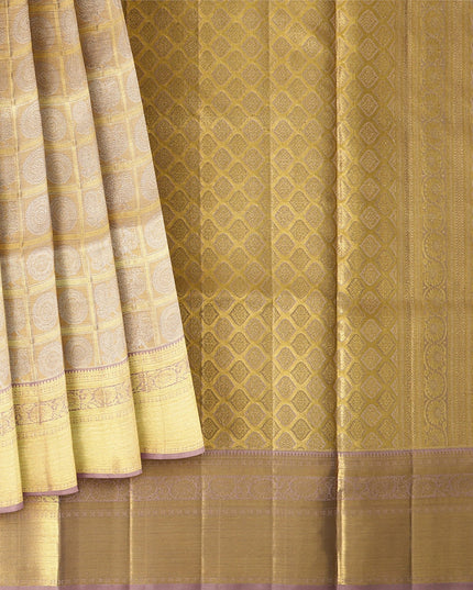 ساري كانجيفارام من الحرير الخالص، منقوش بنقشة مربعات ذهبية، بطول 5.5 متر مع قطعة بلوزة، منسوج يدويًا من الهند - D22739