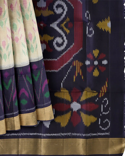 ساري عاجي بودي بطبعة إيكات متعددة الألوان ومطرز بنقشة بالو من الحرير الخالص باللون الأزرق الداكن، بطول 5.5 متر مع بلوزة، منسوج يدويًا من الهند - D22745