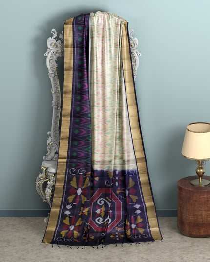 ساري عاجي بودي بطبعة إيكات متعددة الألوان ومطرز بنقشة بالو من الحرير الخالص باللون الأزرق الداكن، بطول 5.5 متر مع بلوزة، منسوج يدويًا من الهند - D22745