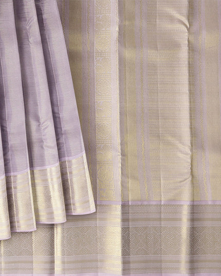 ساري كانجيفارام من الحرير الخالص، منقوش باللونين الخزامي والبيج، مع حافة زاري ذهبية رقيقة، بطول 5.5 متر مع بلوزة، منسوج يدويًا، الهند - D22750