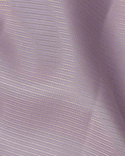 ساري كانجيفارام من الحرير الخالص، منقوش باللونين الخزامي والبيج، مع حافة زاري ذهبية رقيقة، بطول 5.5 متر مع بلوزة، منسوج يدويًا، الهند - D22750