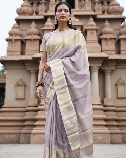 ساري كانجيفارام من الحرير الخالص، منقوش باللونين الخزامي والبيج، مع حافة زاري ذهبية رقيقة، بطول 5.5 متر مع بلوزة، منسوج يدويًا، الهند - D22750