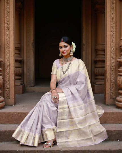 ساري كانجيفارام من الحرير الخالص، منقوش باللونين الخزامي والبيج، مع حافة زاري ذهبية رقيقة، بطول 5.5 متر مع بلوزة، منسوج يدويًا، الهند - D22750