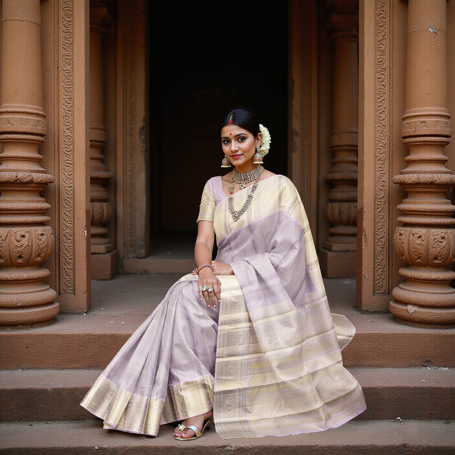 ساري كانجيفارام من الحرير الخالص، منقوش باللونين الخزامي والبيج، مع حافة زاري ذهبية رقيقة، بطول 5.5 متر مع بلوزة، منسوج يدويًا، الهند - D22750