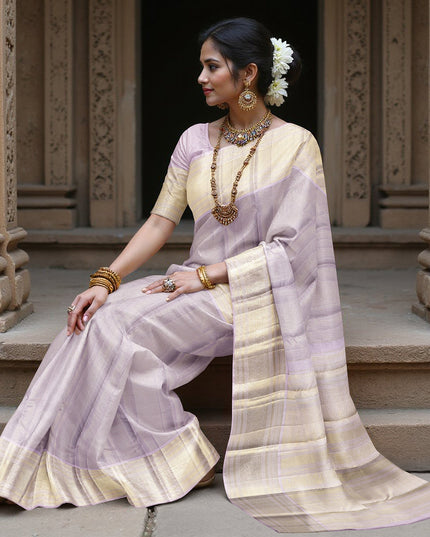 ساري كانجيفارام من الحرير الخالص، منقوش باللونين الخزامي والبيج، مع حافة زاري ذهبية رقيقة، بطول 5.5 متر مع بلوزة، منسوج يدويًا، الهند - D22750