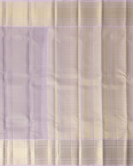 ساري كانجيفارام من الحرير الخالص، منقوش باللونين الخزامي والبيج، مع حافة زاري ذهبية رقيقة، بطول 5.5 متر مع بلوزة، منسوج يدويًا، الهند - D22750