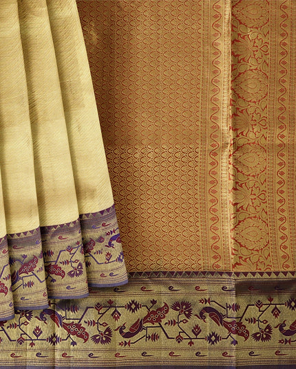 ساري حرير ناعم نقي، أصفر ذهبي مع حدود تقليدية بنقشة كستنائية، منسوج بزري ذهبي، 5.5 متر مع بلوزة، منسوج يدويًا، أصله الهند - D22751