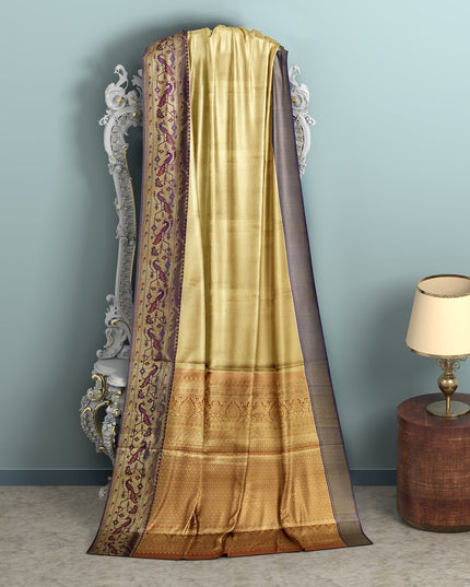 ساري حرير ناعم نقي، أصفر ذهبي مع حدود تقليدية بنقشة كستنائية، منسوج بزري ذهبي، 5.5 متر مع بلوزة، منسوج يدويًا، أصله الهند - D22751