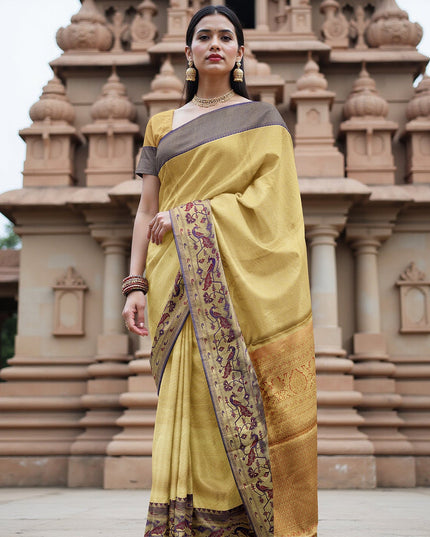 ساري حرير ناعم نقي، أصفر ذهبي مع حدود تقليدية بنقشة كستنائية، منسوج بزري ذهبي، 5.5 متر مع بلوزة، منسوج يدويًا، أصله الهند - D22751