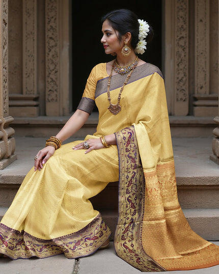 ساري حرير ناعم نقي، أصفر ذهبي مع حدود تقليدية بنقشة كستنائية، منسوج بزري ذهبي، 5.5 متر مع بلوزة، منسوج يدويًا، أصله الهند - D22751