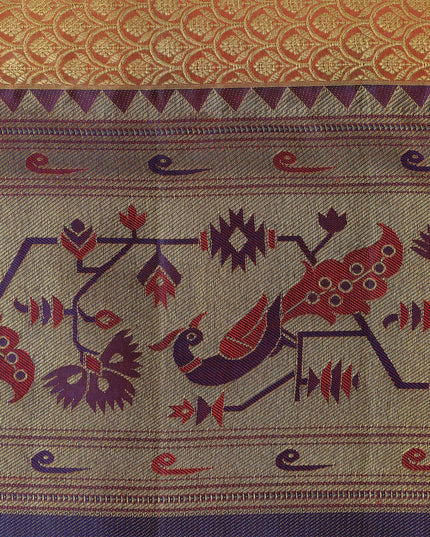 ساري حرير ناعم نقي، أصفر ذهبي مع حدود تقليدية بنقشة كستنائية، منسوج بزري ذهبي، 5.5 متر مع بلوزة، منسوج يدويًا، أصله الهند - D22751