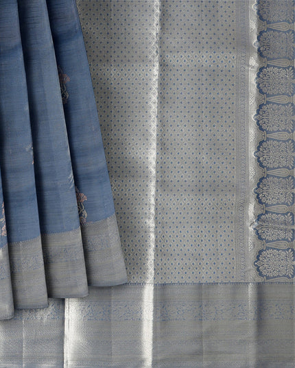 ساري زفاف من الحرير الخالص من قماش بوتا زاري أزرق فولاذي وفضي منسوج، مع حواف متباينة وتفاصيل معقدة، عرض 110 سم، صنع في الهند - D22752