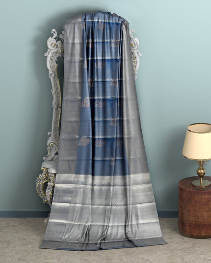 ساري زفاف من الحرير الخالص من قماش بوتا زاري أزرق فولاذي وفضي منسوج، مع حواف متباينة وتفاصيل معقدة، عرض 110 سم، صنع في الهند - D22752