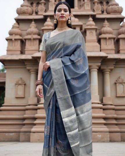 ساري زفاف من الحرير الخالص من قماش بوتا زاري أزرق فولاذي وفضي منسوج، مع حواف متباينة وتفاصيل معقدة، عرض 110 سم، صنع في الهند - D22752