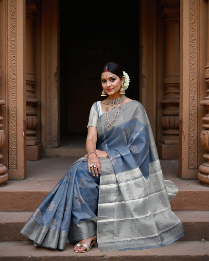 ساري زفاف من الحرير الخالص من قماش بوتا زاري أزرق فولاذي وفضي منسوج، مع حواف متباينة وتفاصيل معقدة، عرض 110 سم، صنع في الهند - D22752