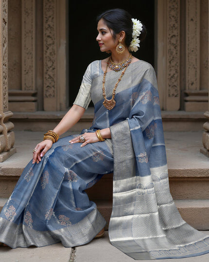 ساري زفاف من الحرير الخالص من قماش بوتا زاري أزرق فولاذي وفضي منسوج، مع حواف متباينة وتفاصيل معقدة، عرض 110 سم، صنع في الهند - D22752