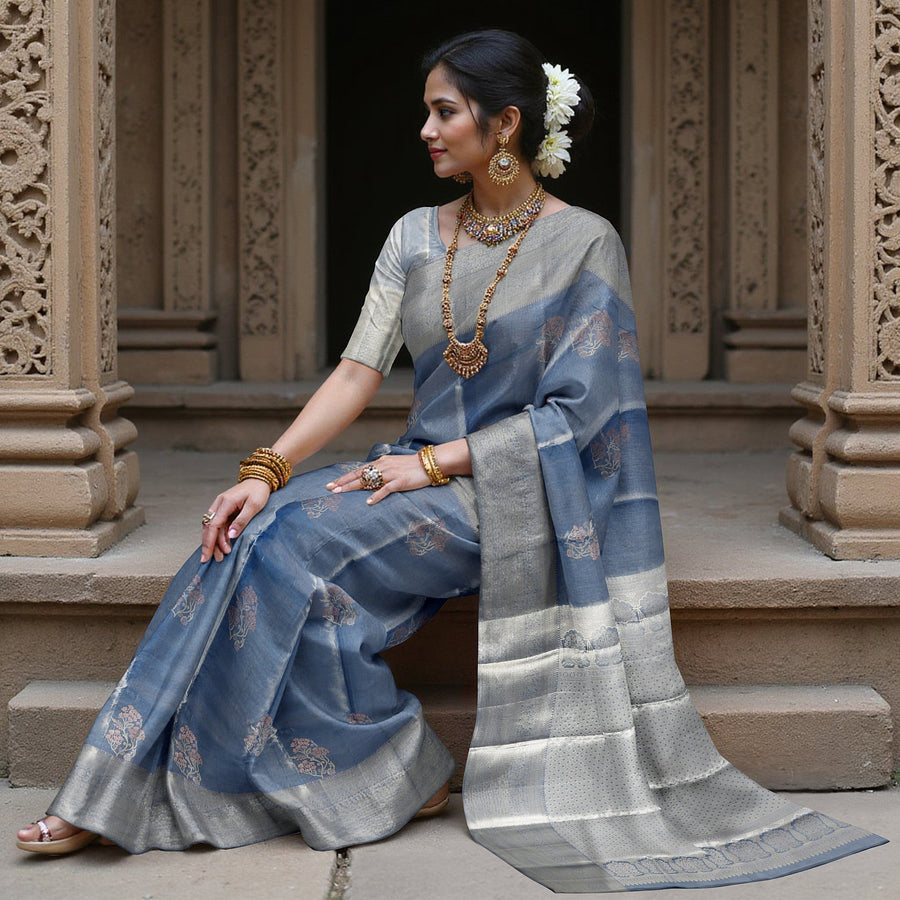 ساري زفاف من الحرير الخالص من قماش بوتا زاري أزرق فولاذي وفضي منسوج، مع حواف متباينة وتفاصيل معقدة، عرض 110 سم، صنع في الهند - D22752