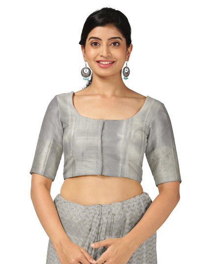 ساري زفاف كانجيفارام حرير نقي منسوج ذاتيًا باللون الرمادي الفضي، بنقشة شيفرون، بنمط هندسي رقيق، عرض 110 سم، صنع في الهند - D22755