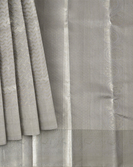 ساري زفاف كانجيفارام حرير نقي منسوج ذاتيًا باللون الرمادي الفضي، بنقشة شيفرون، بنمط هندسي رقيق، عرض 110 سم، صنع في الهند - D22755