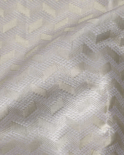ساري زفاف كانجيفارام حرير نقي منسوج ذاتيًا باللون الرمادي الفضي، بنقشة شيفرون، بنمط هندسي رقيق، عرض 110 سم، صنع في الهند - D22755