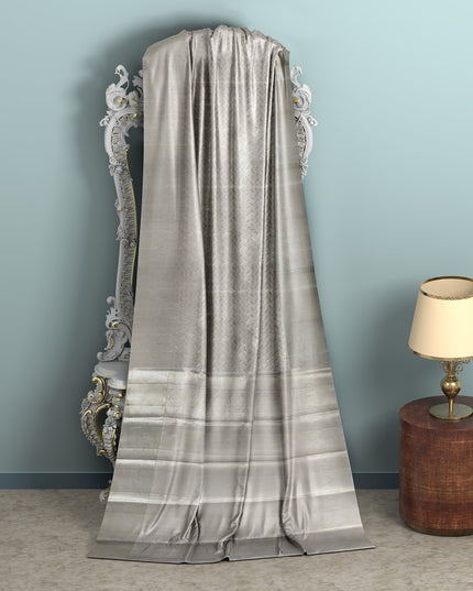 ساري زفاف كانجيفارام حرير نقي منسوج ذاتيًا باللون الرمادي الفضي، بنقشة شيفرون، بنمط هندسي رقيق، عرض 110 سم، صنع في الهند - D22755