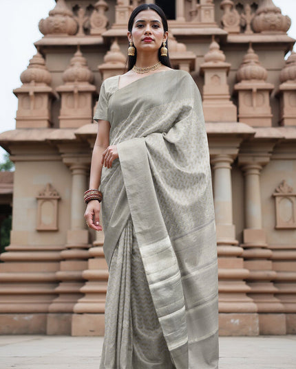 ساري زفاف كانجيفارام حرير نقي منسوج ذاتيًا باللون الرمادي الفضي، بنقشة شيفرون، بنمط هندسي رقيق، عرض 110 سم، صنع في الهند - D22755