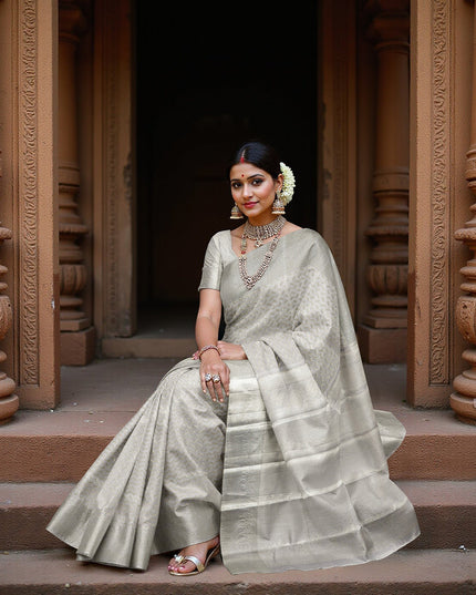 ساري زفاف كانجيفارام حرير نقي منسوج ذاتيًا باللون الرمادي الفضي، بنقشة شيفرون، بنمط هندسي رقيق، عرض 110 سم، صنع في الهند - D22755