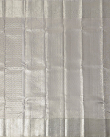 ساري زفاف كانجيفارام حرير نقي منسوج ذاتيًا باللون الرمادي الفضي، بنقشة شيفرون، بنمط هندسي رقيق، عرض 110 سم، صنع في الهند - D22755