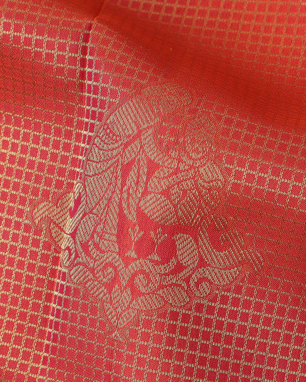 ساري زفاف كانجيفارام من الحرير الخالص، بلون برتقالي صدئ وذهبي، مع حافة معبد مزينة بنقشة زهور، عرض 110 سم، صنع في الهند - D22757