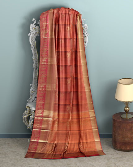 ساري زفاف كانجيفارام من الحرير الخالص، بلون برتقالي صدئ وذهبي، مع حافة معبد مزينة بنقشة زهور، عرض 110 سم، صنع في الهند - D22757