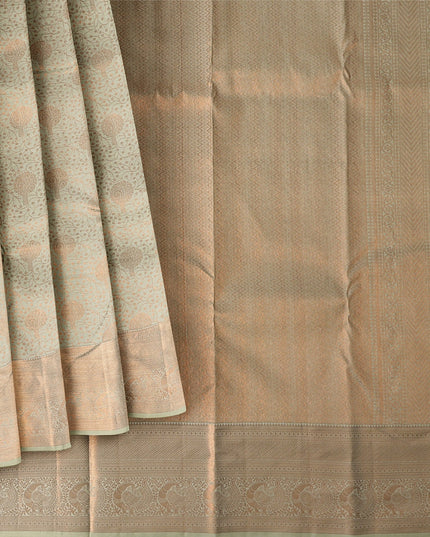 ساري زفاف دائري من الحرير الخالص، باللونين البيج والأخضر النعناعي، من زاري بوتا كانجيفارام، مع حافة مزخرفة وتفاصيل بالو رقيقة، عرض 110 سم، صنع في الهند - D22758