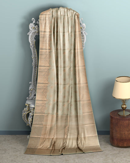 ساري زفاف دائري من الحرير الخالص، باللونين البيج والأخضر النعناعي، من زاري بوتا كانجيفارام، مع حافة مزخرفة وتفاصيل بالو رقيقة، عرض 110 سم، صنع في الهند - D22758