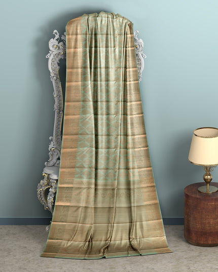 ساري زفاف كانجيفارام من الحرير الخالص، مرصع بالألماس باللون الأخضر الفستقي والذهبي، مزخرف بنقشة بالو مع حدود رقيقة، عرض 110 سم، صنع في الهند - D22761