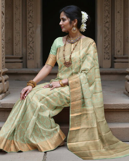 ساري زفاف كانجيفارام من الحرير الخالص، مرصع بالألماس باللون الأخضر الفستقي والذهبي، مزخرف بنقشة بالو مع حدود رقيقة، عرض 110 سم، صنع في الهند - D22761