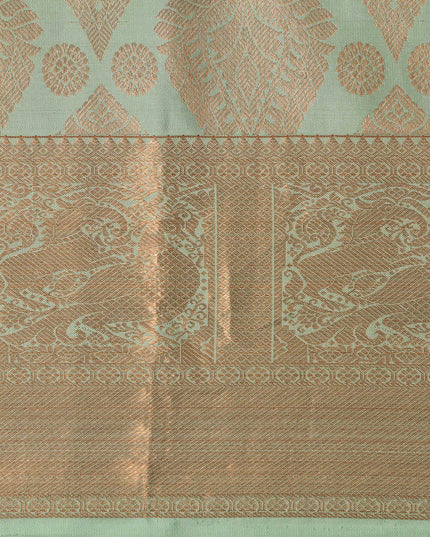ساري زفاف كانجيفارام من الحرير الخالص، مرصع بالألماس باللون الأخضر الفستقي والذهبي، مزخرف بنقشة بالو مع حدود رقيقة، عرض 110 سم، صنع في الهند - D22761