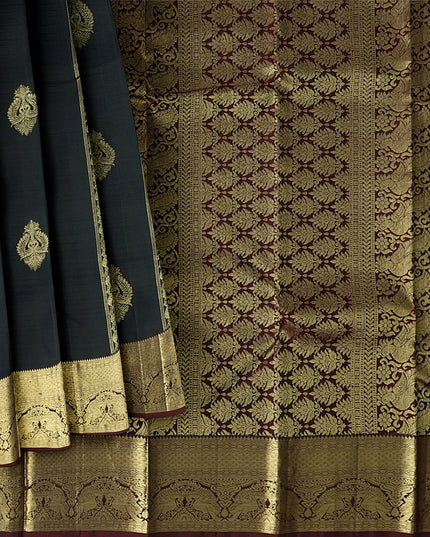 ساري زفاف كانجيفارام من الحرير الخالص، مزين بنقشة بيزلي باللون الأخضر الزجاجي والذهبي العتيق، بتصميم مخطط تقليدي مع زخارف بالو، عرض 110 سم، صنع في الهند - D22764