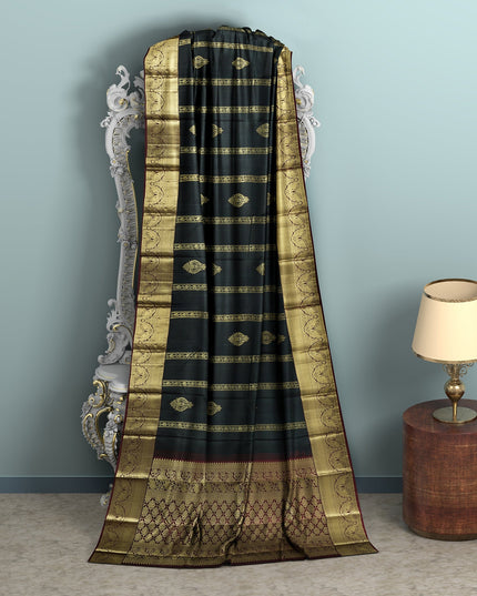 ساري زفاف كانجيفارام من الحرير الخالص، مزين بنقشة بيزلي باللون الأخضر الزجاجي والذهبي العتيق، بتصميم مخطط تقليدي مع زخارف بالو، عرض 110 سم، صنع في الهند - D22764