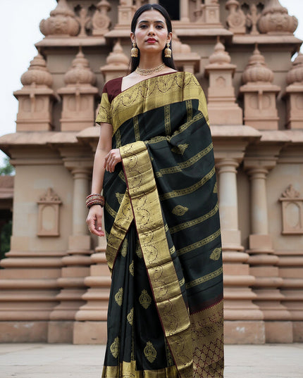 ساري زفاف كانجيفارام من الحرير الخالص، مزين بنقشة بيزلي باللون الأخضر الزجاجي والذهبي العتيق، بتصميم مخطط تقليدي مع زخارف بالو، عرض 110 سم، صنع في الهند - D22764