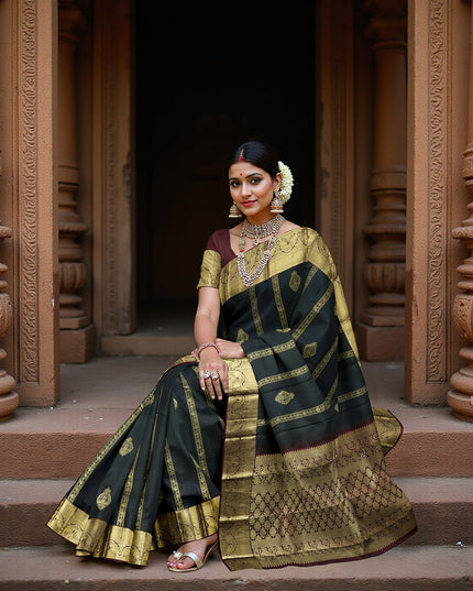 ساري زفاف كانجيفارام من الحرير الخالص، مزين بنقشة بيزلي باللون الأخضر الزجاجي والذهبي العتيق، بتصميم مخطط تقليدي مع زخارف بالو، عرض 110 سم، صنع في الهند - D22764